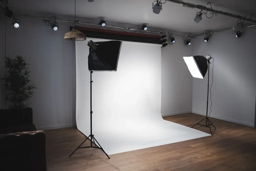 Studio photo : vue en angle du setup cyclorama blanc et des softbox d'éclairage à Bayonne.