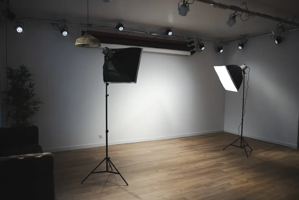 Studio photo : vue latérale du plateau nu avec système de spots LED sur rails au plafond chez ADIO.