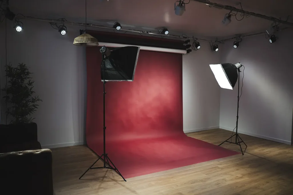 Studio photo : installation complète pour portrait avec fond rouge et diffuseurs de lumière à Bayonne.