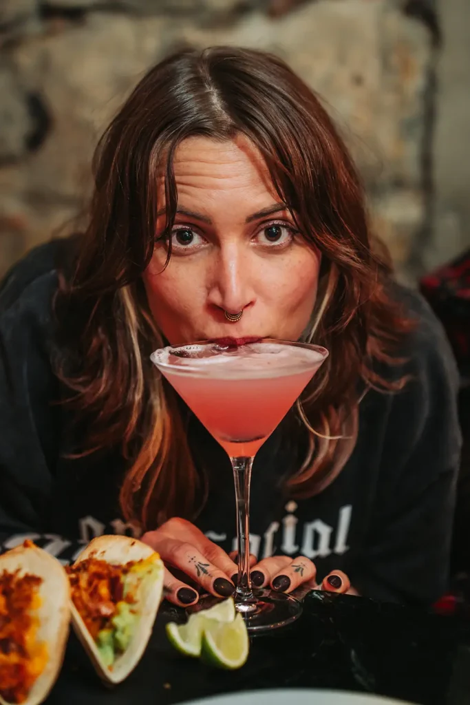 Lifestyle : Portrait serré d'une femme buvant un cocktail en fixant l'objectif au Kubata à Bayonne, image ADIO