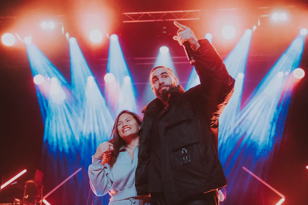 Photo de concert : Le rappeur Médine sur scène partageant un moment de complicité avec sa femme Karinale "cheez_nan" à l'Atabal photographié par ADIO