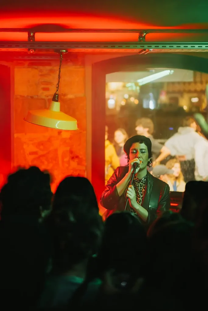 Photographie événementielle : chanteuse captivant le public lors d'un concert au bar Kubata à Bayonne par l’agence ADIO.