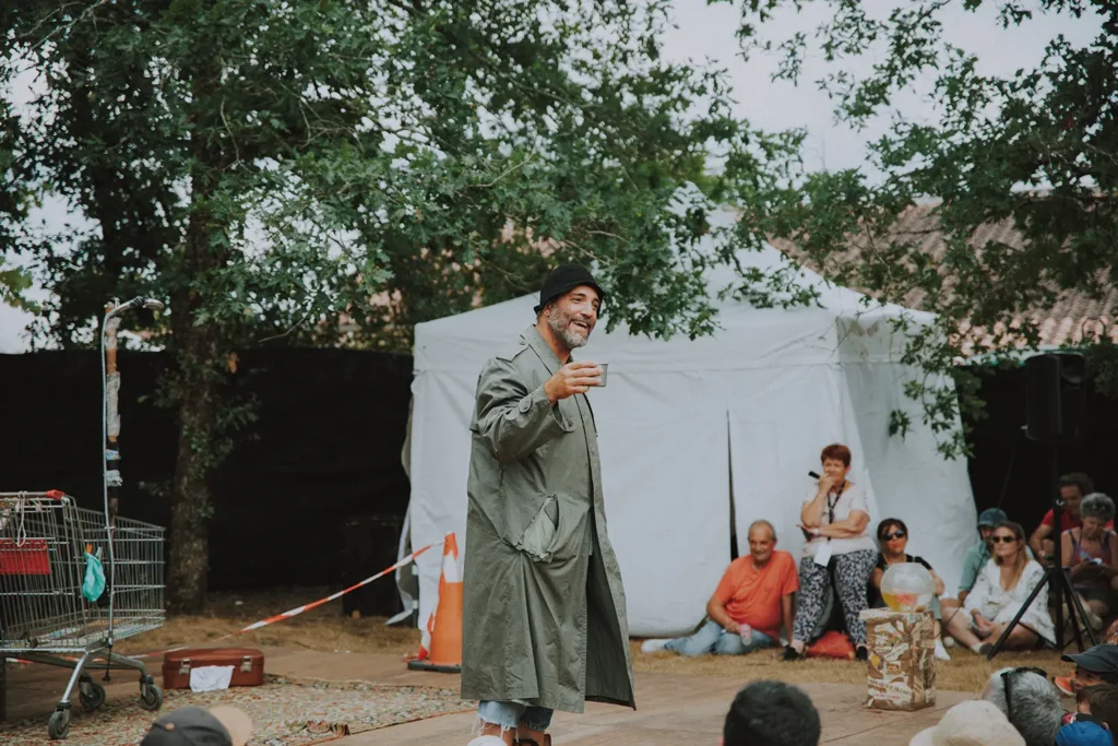 Photographie spectacle : comédien de théâtre de rue en représentation devant le public de Musicalarue par l'agence ADIO