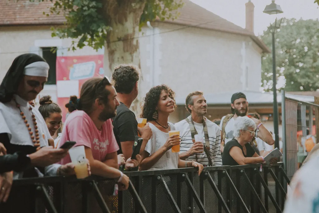 Reportage ambiance : festivaliers costumés et souriants profitant des concerts au premier rang à Luxey photographiés par l'agence ADIO