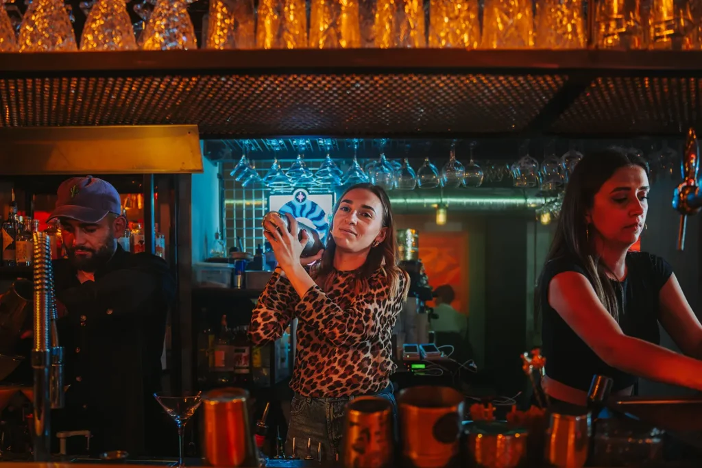 Reportage photo : équipe de barmen préparant des cocktails derrière le comptoir du Kubata à Bayonne par l'agence ADIO.