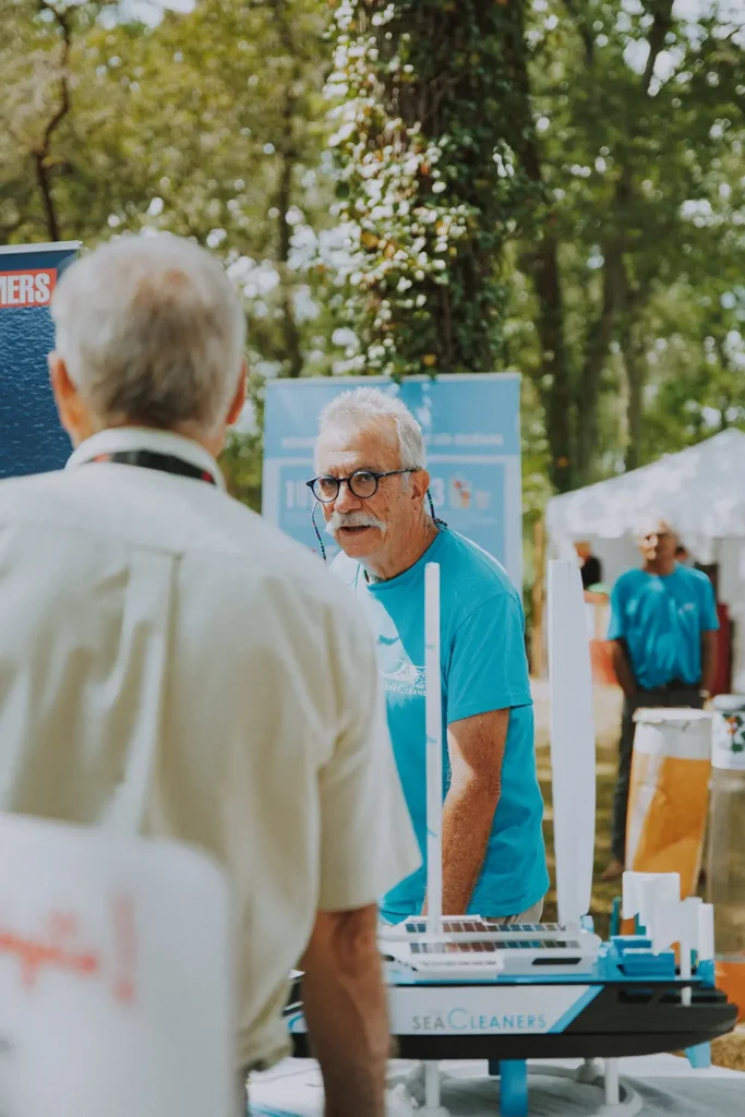 Reportage festival : bénévoles sur le stand de sensibilisation SeaCleaners à Musicalarue photographiés par l'agence ADIO