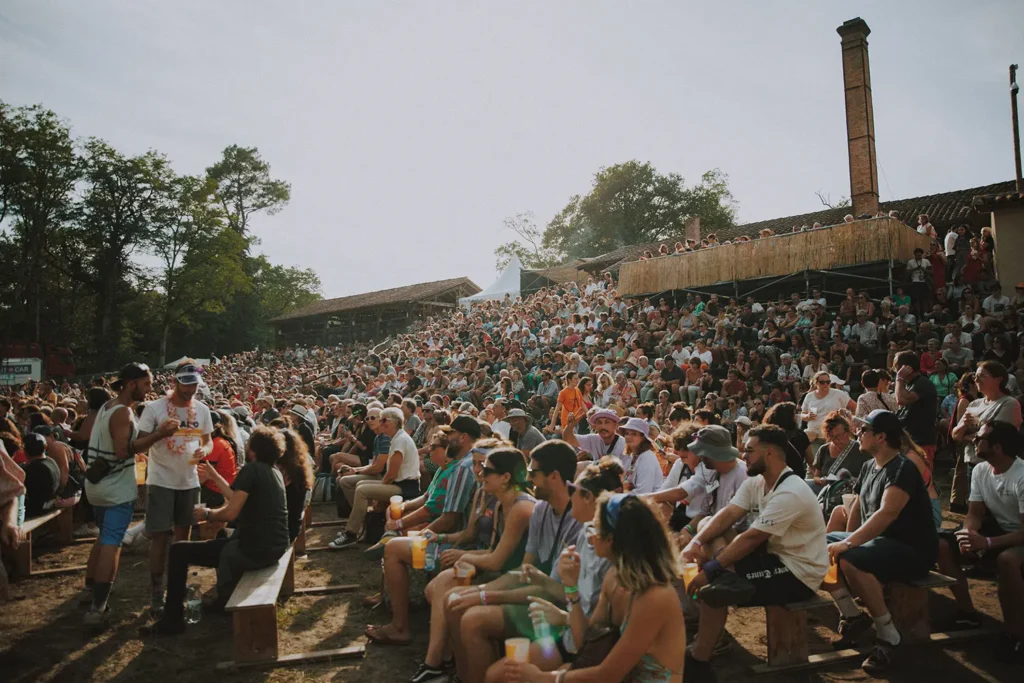 eportage festival : foule dense de festivaliers installés dans les gradins en plein air à Musicalarue photographiée par l'agence ADIO