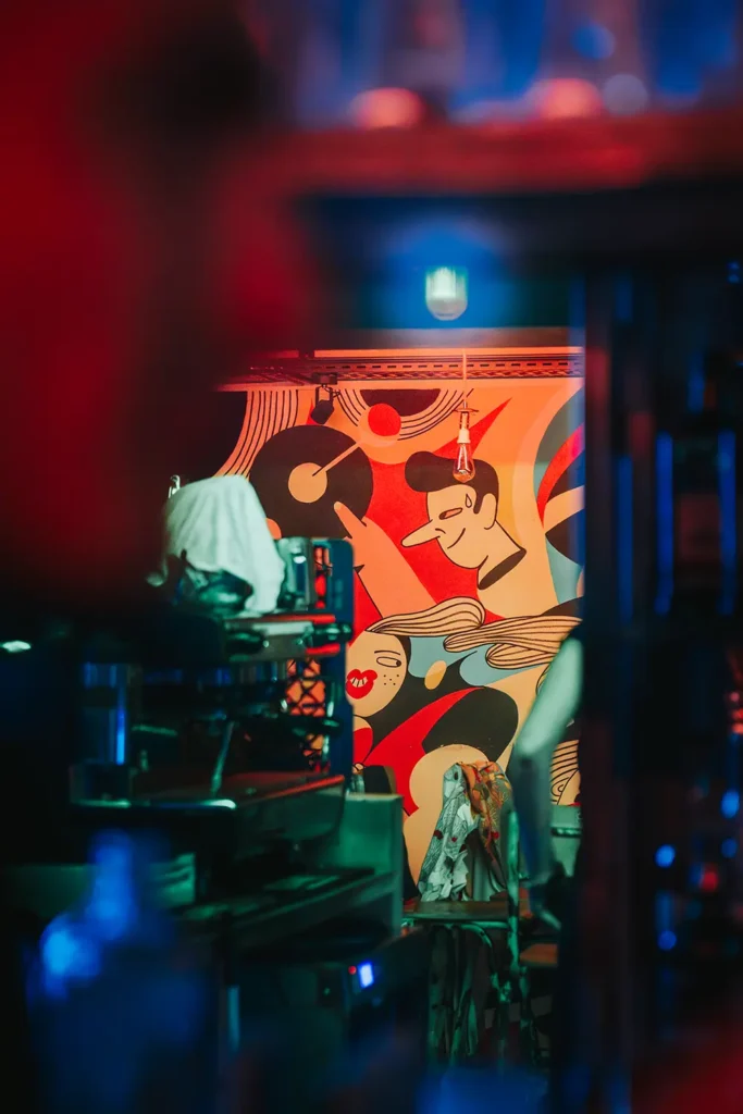 Shooting décoration : vue sur la fresque artistique et l'arrière-bar du Kubata à Bayonne photographiée par l’agence ADIO.