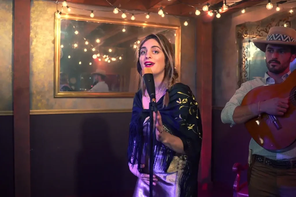 Réalisation de clip : la chanteuse Victoria Picone au micro en studio par l'agence ADIO.