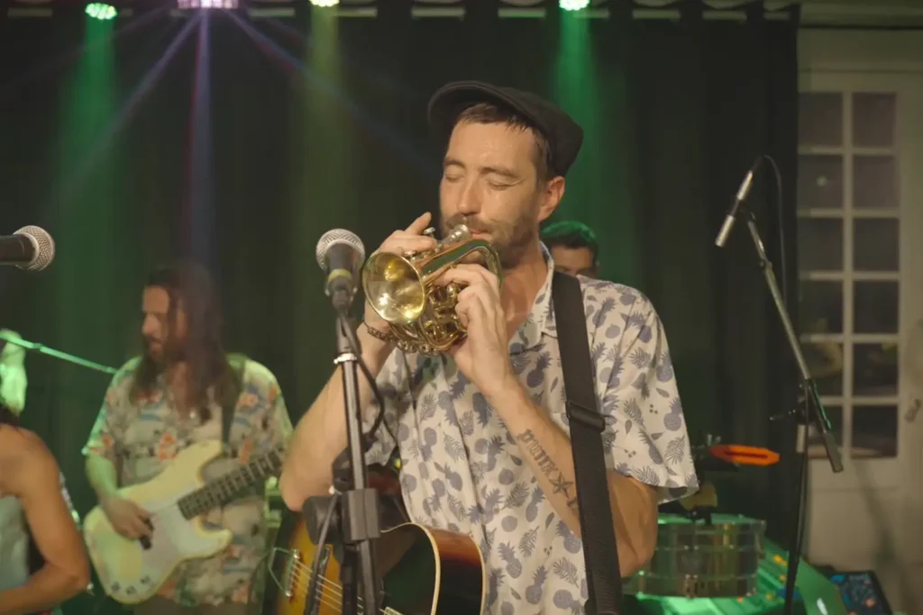 Réalisation de clip : musicien jouant de la trompette pour le groupe Bacano Bando par ADIO.